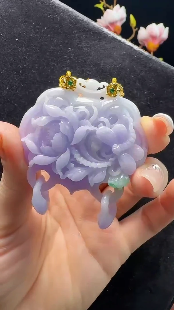 颈饰未镶嵌翡翠蜻蜓戏荷花