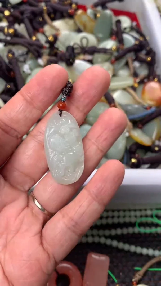 【闪购商品】和田玉颈饰未镶嵌多样性发货没有证书.拍一发一，有瑕