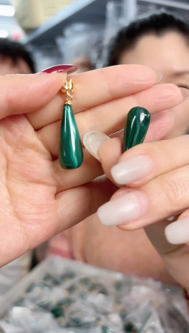 【闪购商品】孔雀石吊坠(不含链)未镶嵌水滴吊坠一颗