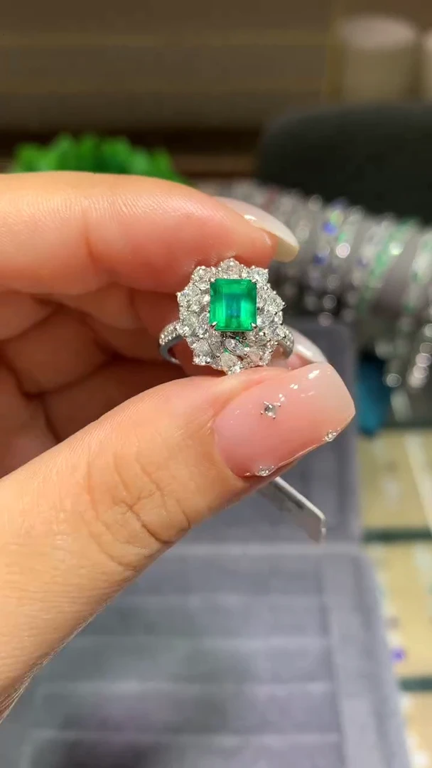 18K金镶嵌戒指祖母绿1.15ct