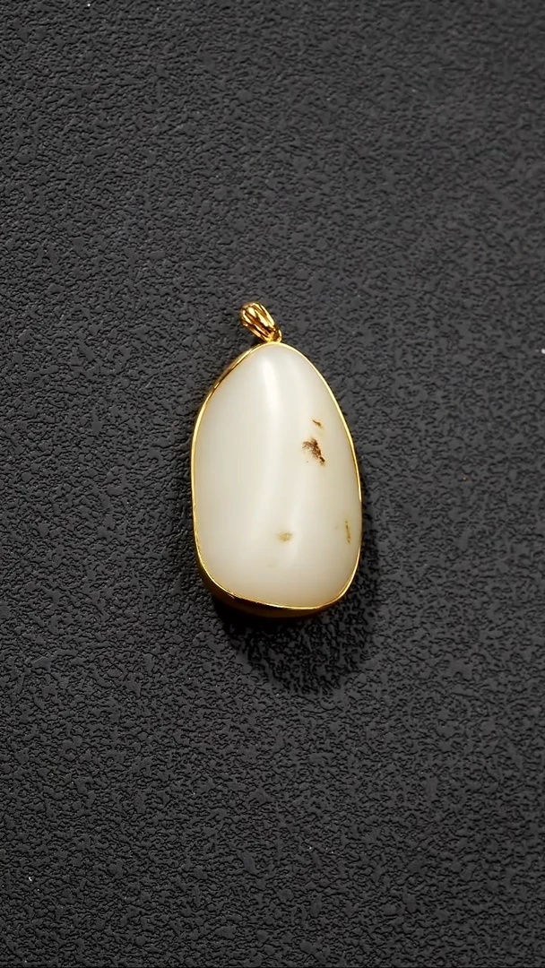吊坠(不含链)18K金镶嵌和田玉38.8克和田玉原石