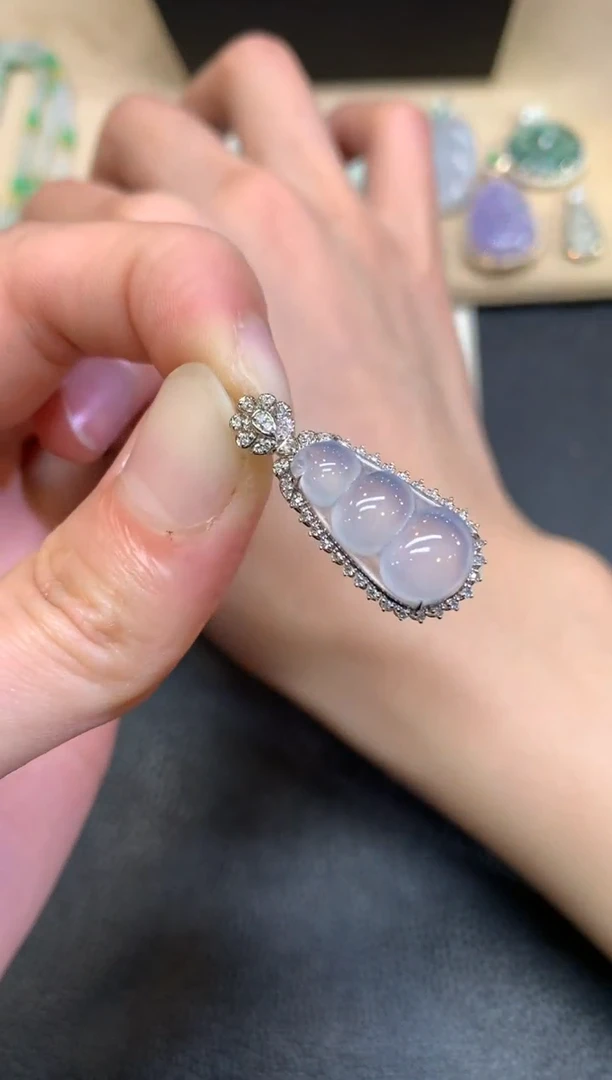 【闪购商品】翡翠颈饰18K金镶嵌福豆【无服务费】