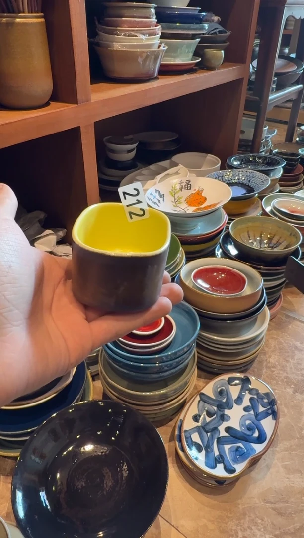 瓷212 微瑕外黑内黄蘸料碟1个