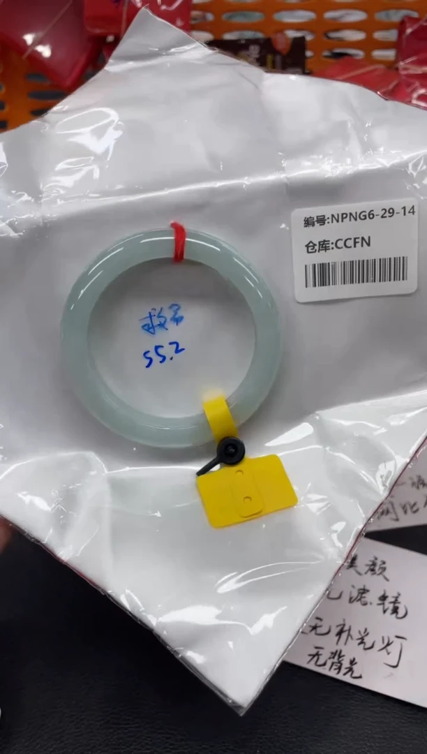 翡翠手镯未镶嵌轻****。翡翠手镯