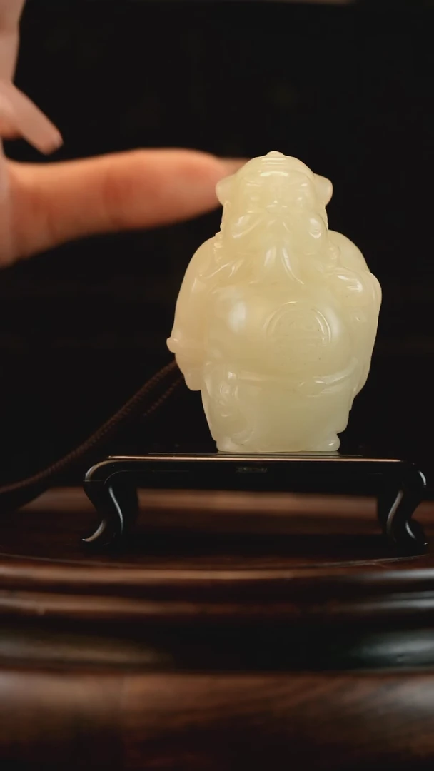 云南石竹叶青雕刻：钟馗送福