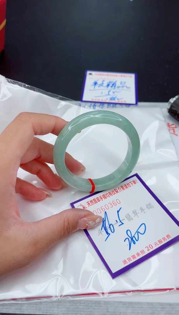 翡翠手镯未镶嵌1