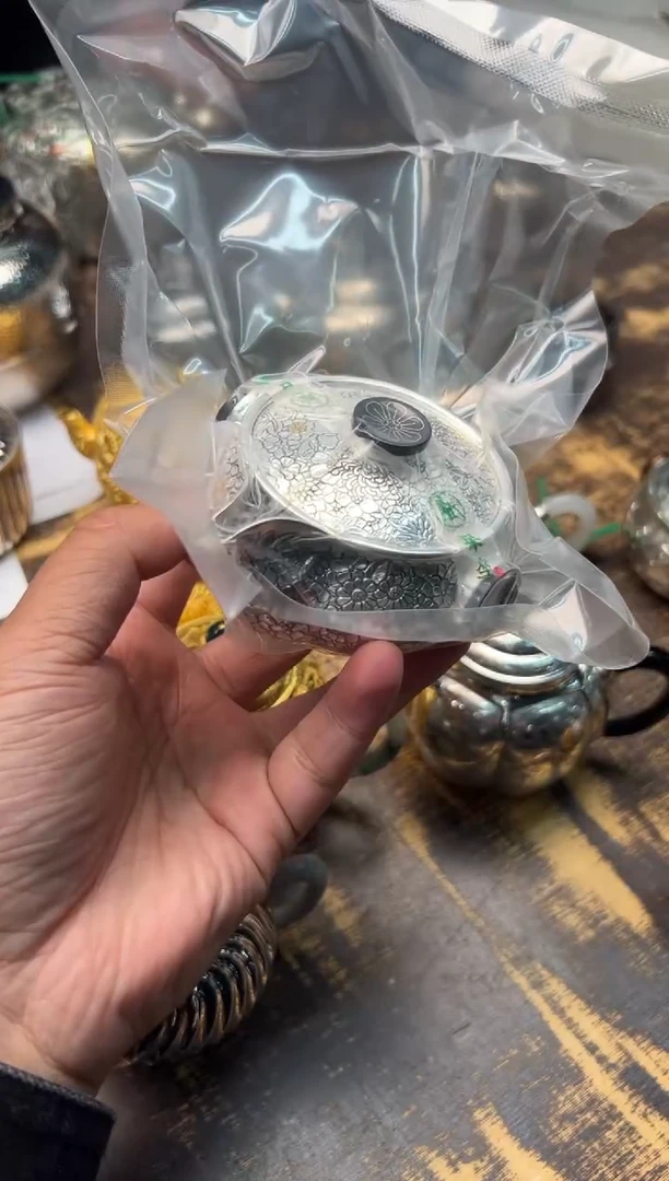 【闪购商品】/呆坐錾刻嵌金万花宝瓶