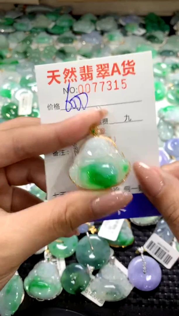 颈饰18K金镶嵌翡翠1111111111111111