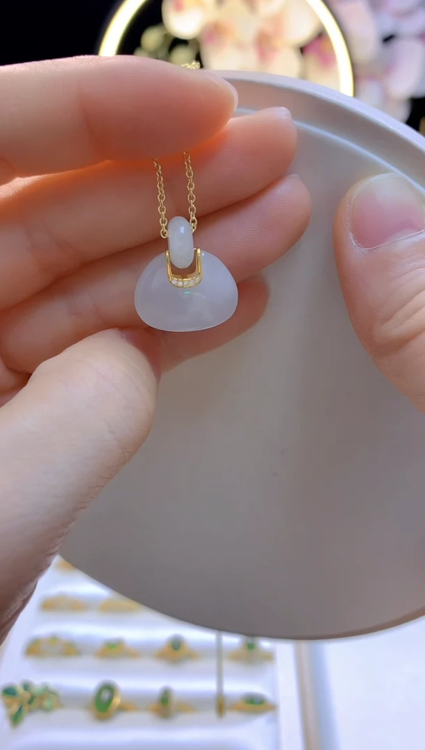 和田玉18K金镶嵌吊坠(赠链)白玉包包