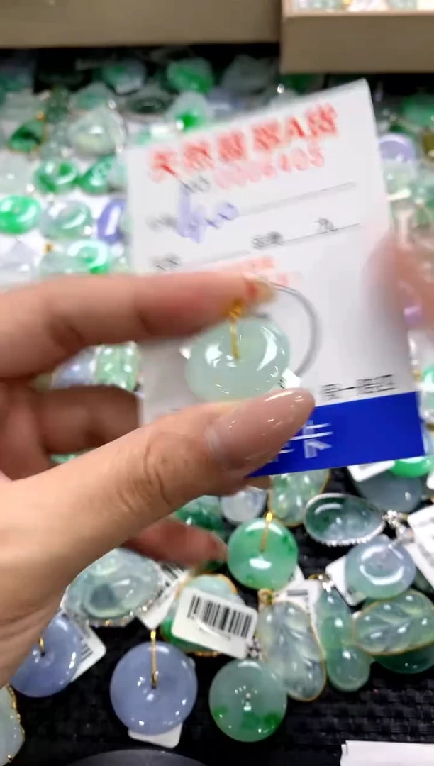 颈饰18K金镶嵌翡翠1111111111111111