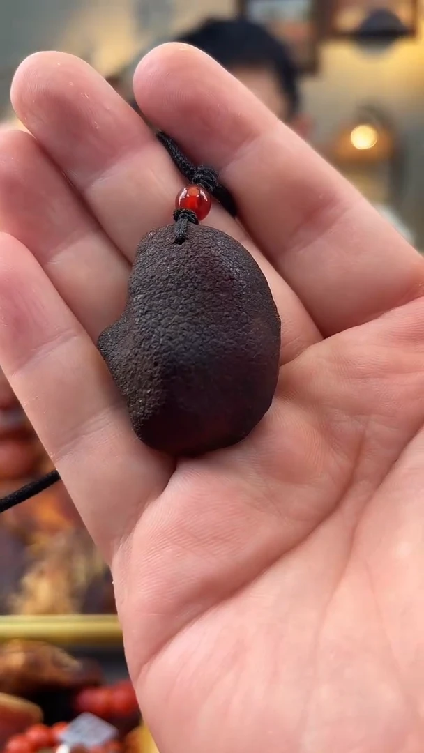 未镶嵌颈饰琥珀吊坠