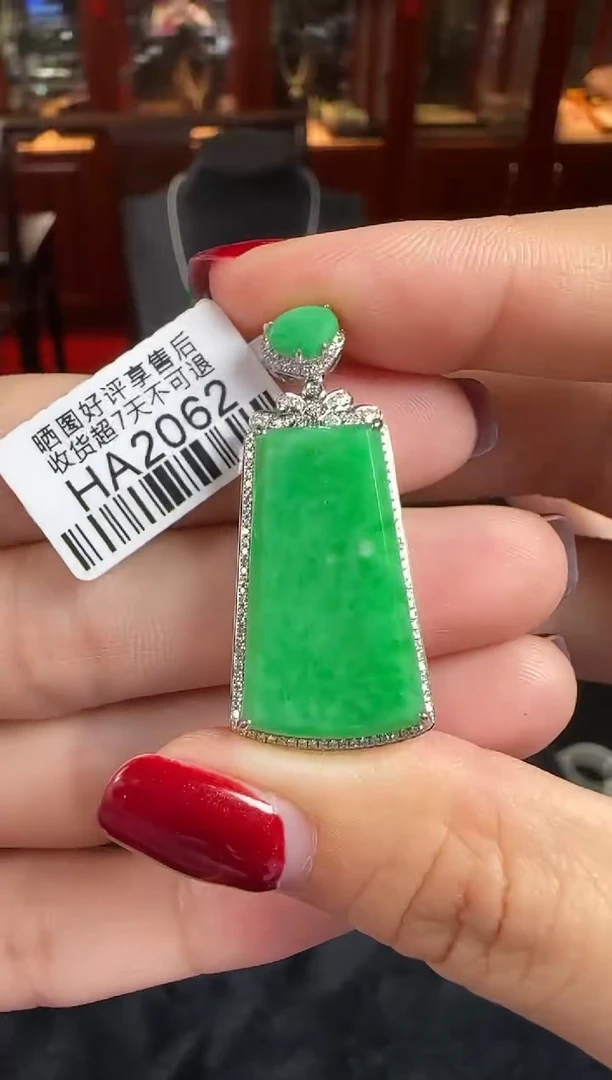颈饰18K金镶嵌翡翠HA2062冰绿无事牌