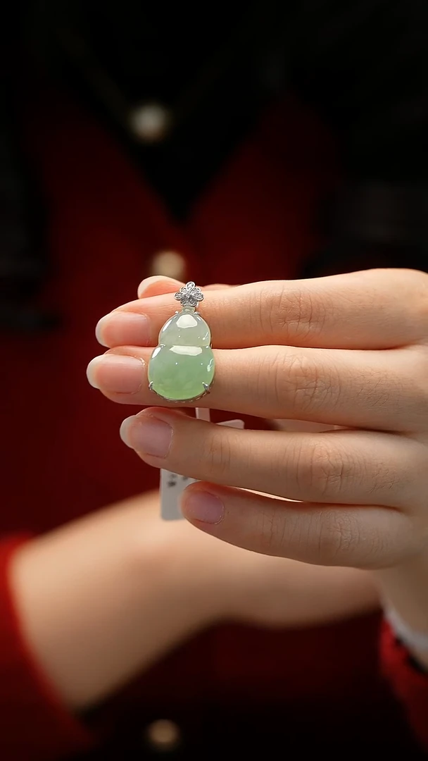 颈饰18K金镶嵌翡翠葫芦