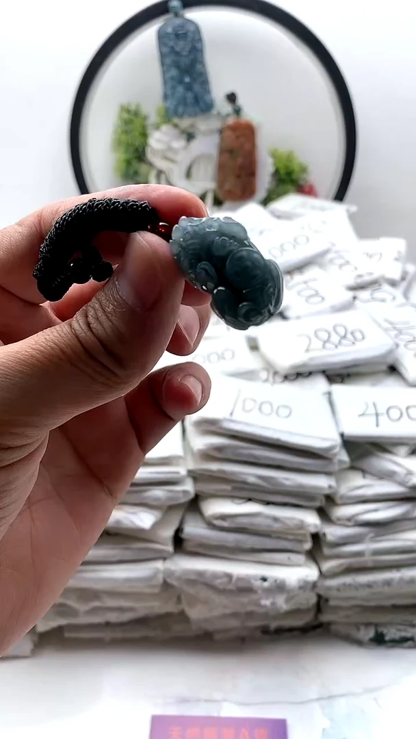 翡翠未镶嵌颈饰貔貅