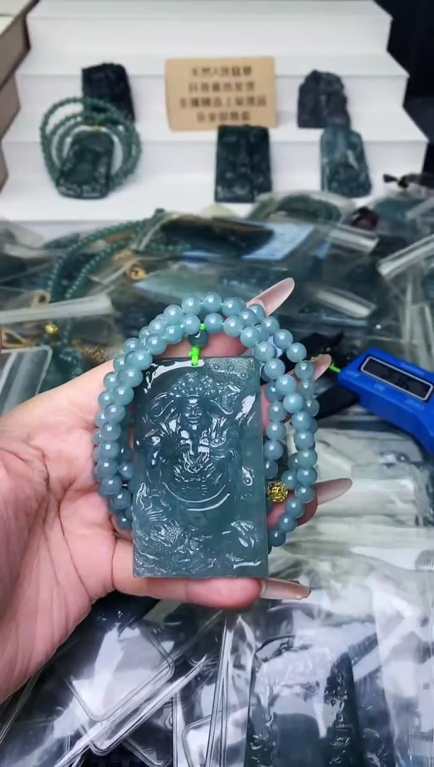 颈饰未镶嵌翡翠