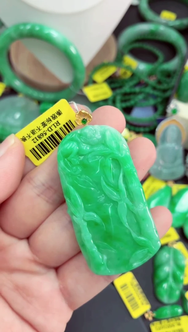 吊坠(不含链)18K金镶嵌翡翠挂件