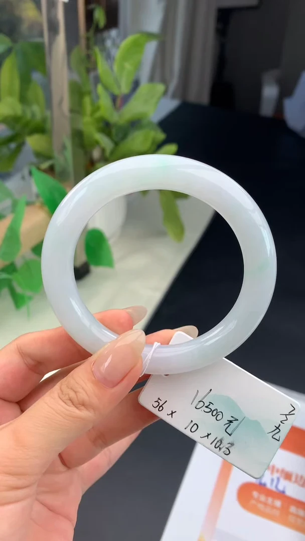 【闪购商品】翡翠手镯未镶嵌 #情人节#送礼，下单联系客服核对地址~