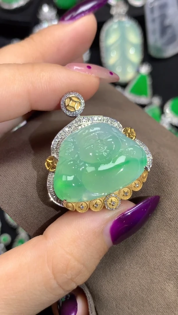 颈饰18K金镶嵌翡翠翡翠财神