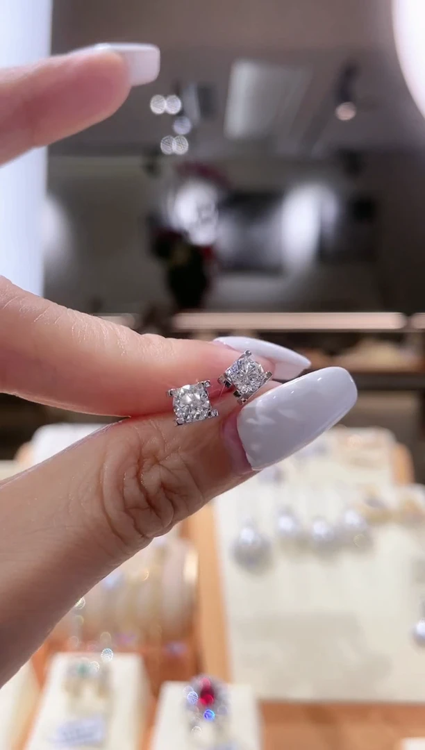 【闪购商品】实验室培育钻石耳饰18K金镶嵌耳饰