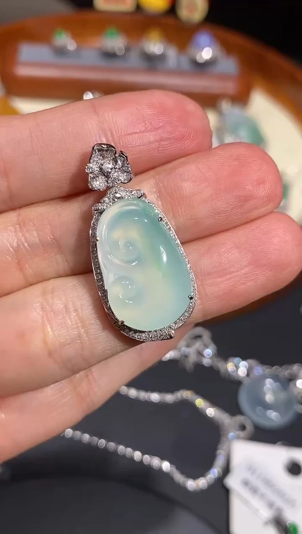 【闪购商品】翡翠颈饰18K金镶嵌吊坠