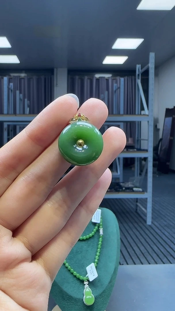 18K金镶嵌和田玉挂件1