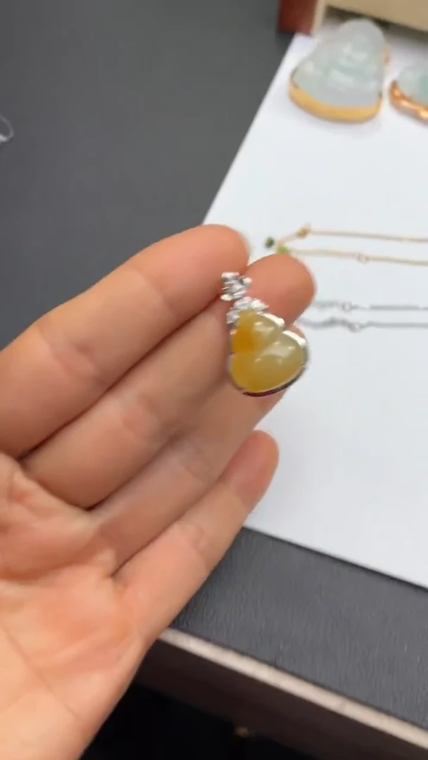 颈饰18K金镶嵌翡翠天然翡翠A货