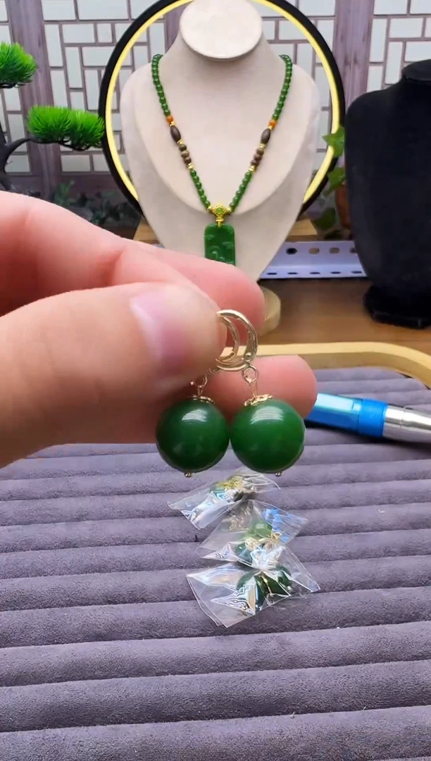 14K金镶嵌和田玉耳饰E83