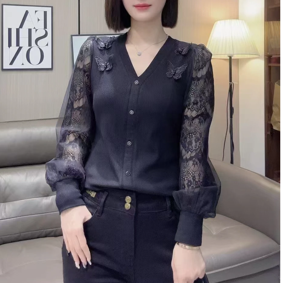 【合肥欢欢】97160#秋冬复古拼接网纱蕾丝大码显瘦V领磨毛打底衫女