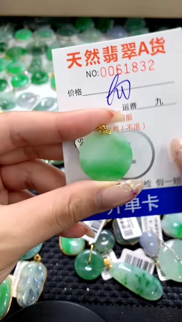 翡翠18K金镶嵌颈饰1111111111111111