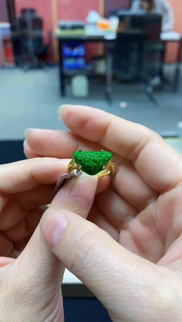 颈饰未镶嵌翡翠戒指-56