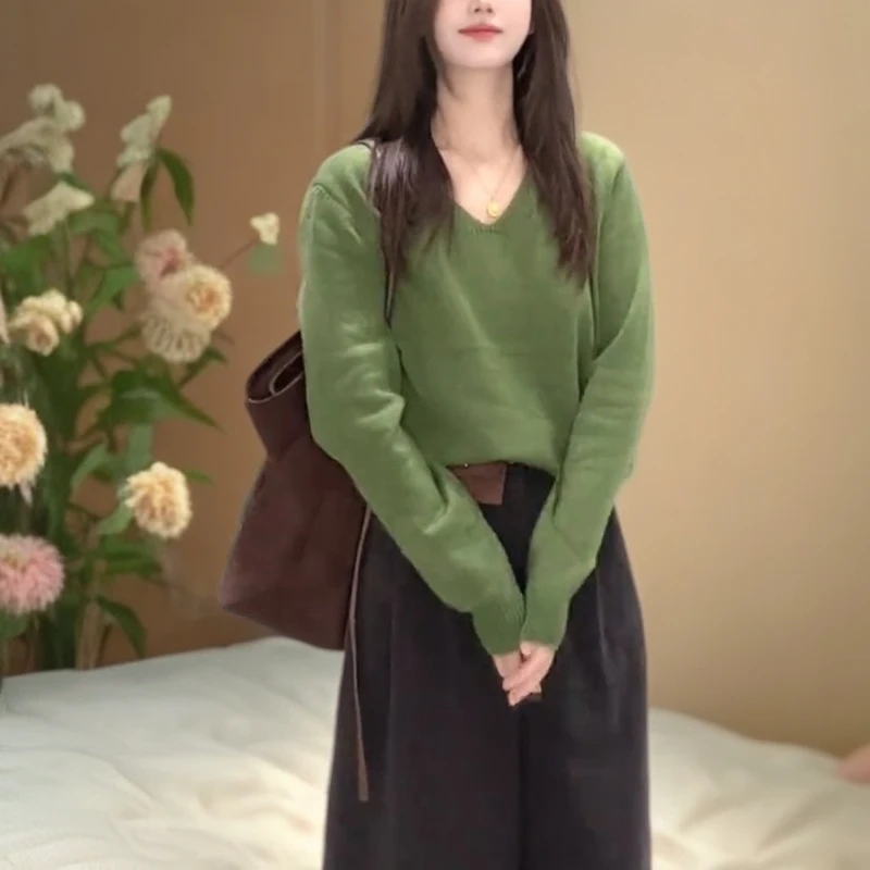 巨好看的早秋穿搭绿色v领针织衫女2025新款韩系软糯毛衣长袖上衣