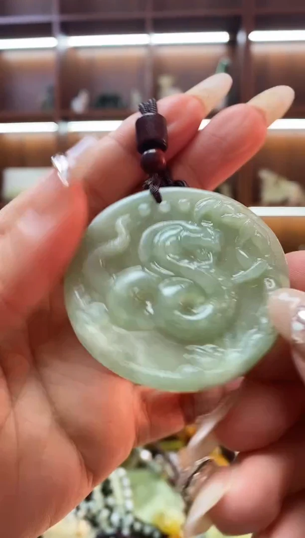 未镶嵌蛇纹石玉吊坠