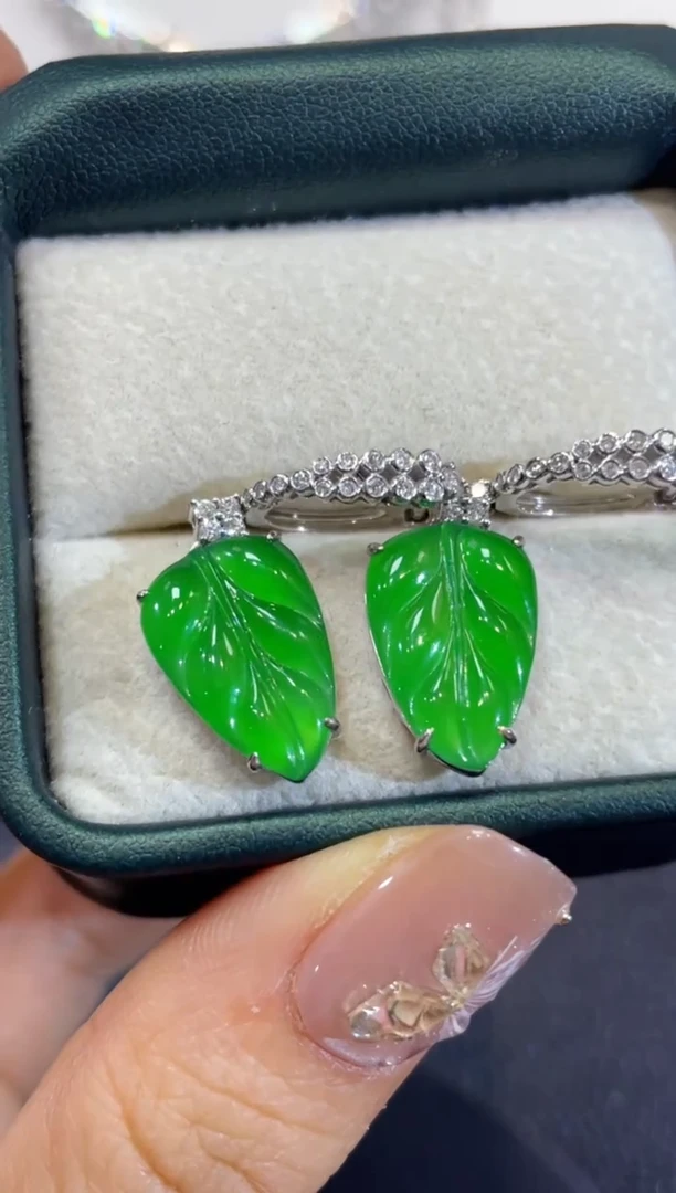 颈饰18K金镶嵌翡翠团购61