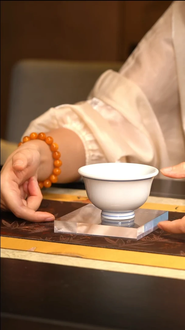 J涂杏花窑青白瓷压手杯
