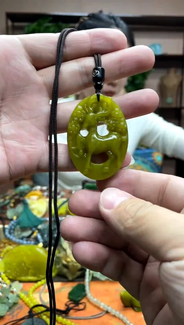 未镶嵌岫玉颈饰·