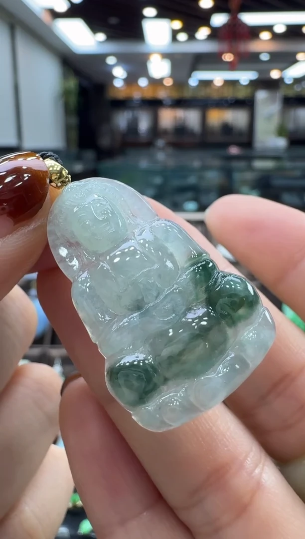 颈饰18K金镶嵌翡翠观音