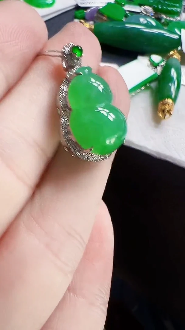 颈饰18K金镶嵌翡翠葫芦