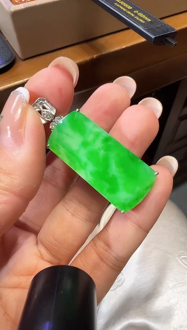 颈饰18K金镶嵌翡翠无事牌