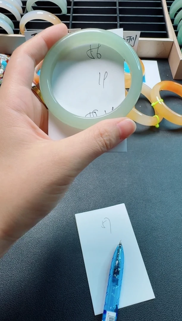 石英质玉手镯未镶嵌56