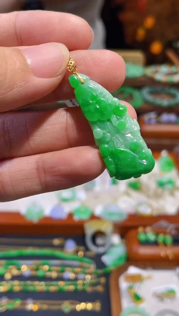 颈饰18K金镶嵌翡翠白菜
