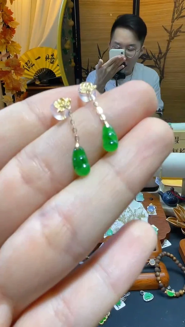 颈饰18K金镶嵌翡翠耳钉
