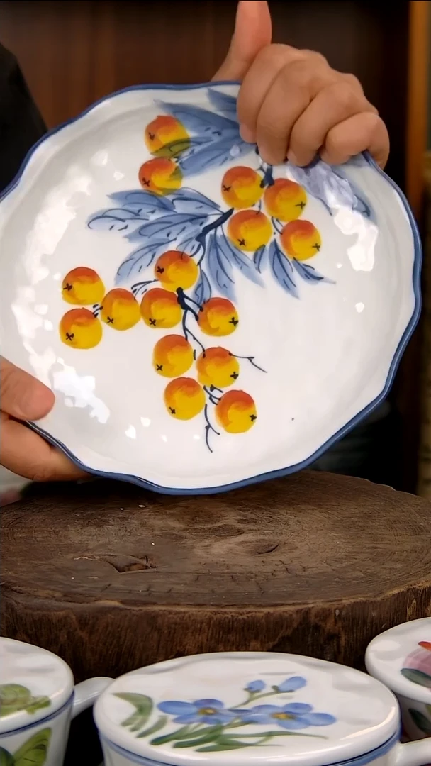 瓷片高白8英寸荷叶边平盘-青花枇杷