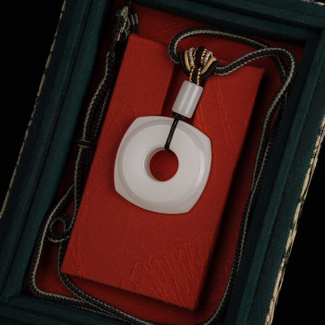 XX03232二十世纪和田玉平安扣