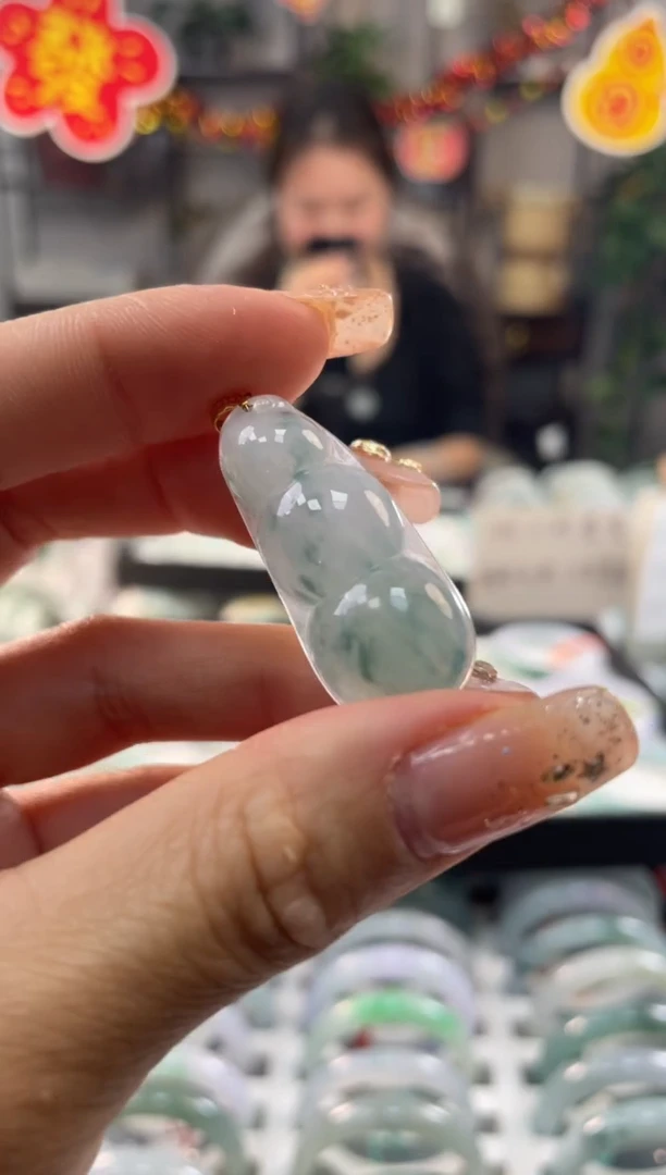 【闪购商品】翡翠吊坠(赠链)18K金镶嵌多样性发货 发一件