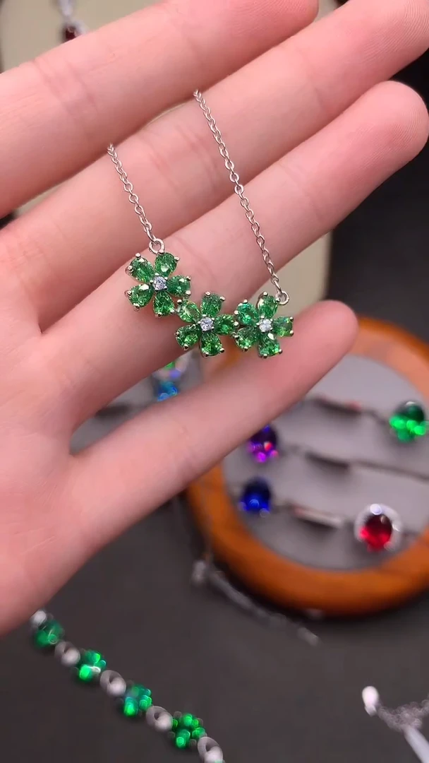 吊坠(赠链)银S925镶嵌石榴石（沙弗莱）·······