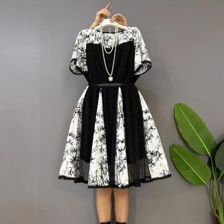新款大码女装时尚洋气腰镂空大裙摆拼接显瘦连衣裙