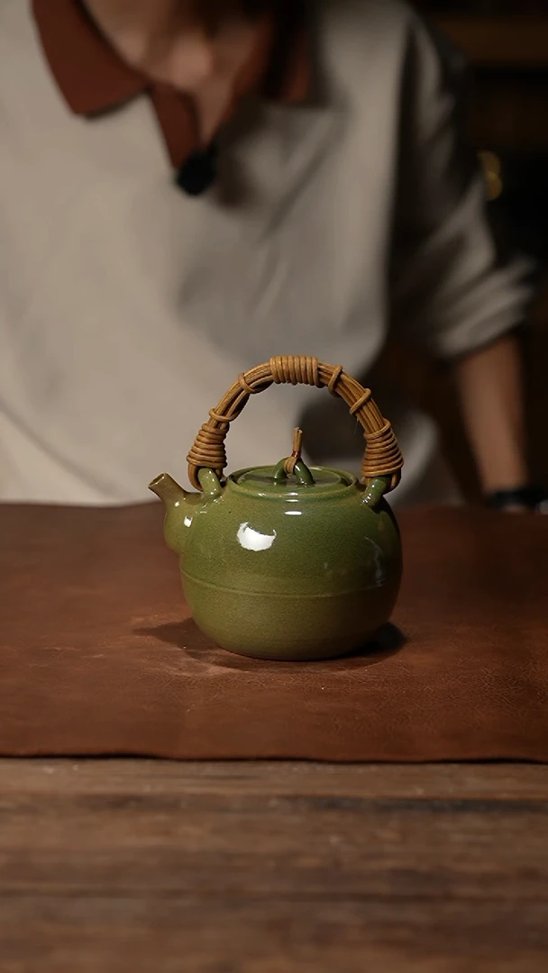 026窑变绿釉提梁壶