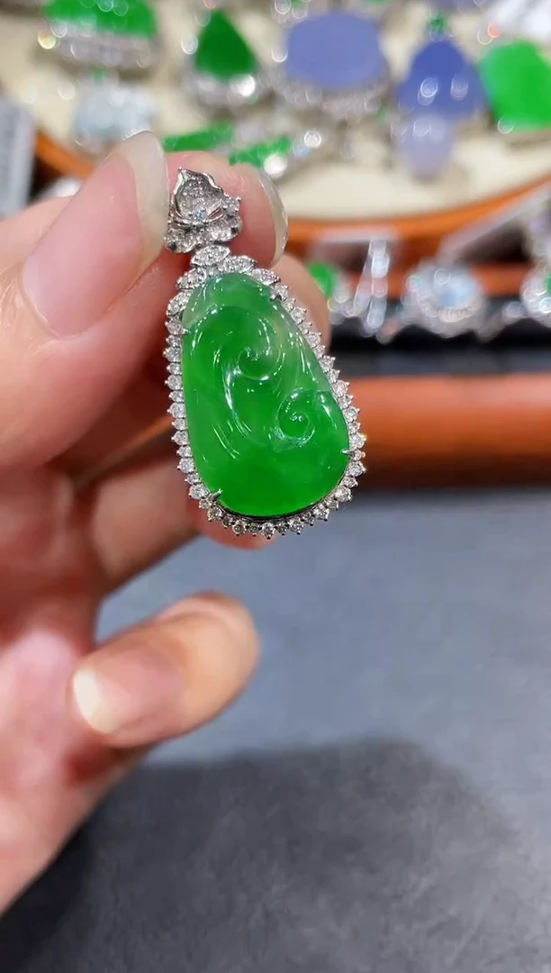 颈饰18K金镶嵌翡翠如意