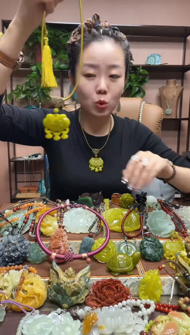 未镶嵌岫玉吊坠多样性发货发其中之一