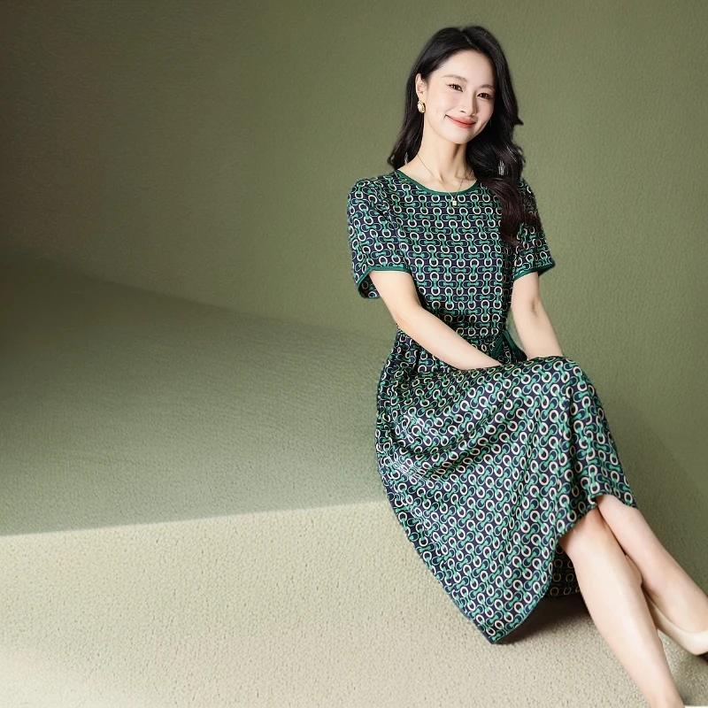 【久久]绿如意2025新款时尚百搭气质遮肉桑蚕丝财阀千金女装妈妈裙